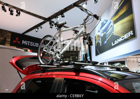 Fahrradhalterung auf Top-Auto Dachgepäckträger Stockfotografie - Alamy