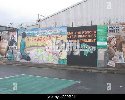 nationalistische Wandbild auf der Straße fällt in West Belfast Nordirland Stockfoto