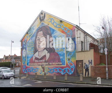 tot Hunger Stürmer Bobby Sands eine nationalistische Wandbild von der Straße fällt in West Belfast Nordirland Stockfoto