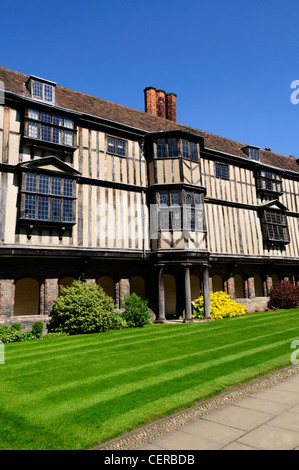 Die lange Galerie im Kreuzgang Gericht am Queens' College, eines der konstituierenden Colleges der Universität Cambridge. Stockfoto