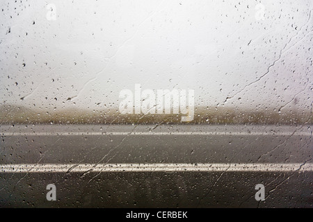 Regentropfen am Fenster Stockfoto