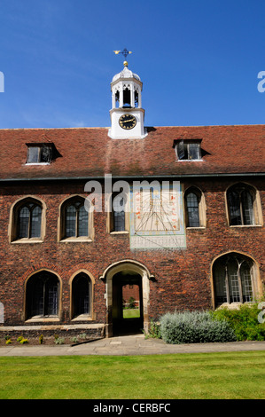 Sonnenuhr in alten Hofhaltung am Queens' College, eines der konstituierenden Colleges der Universität Cambridge. Stockfoto