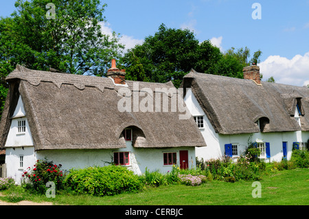 Attraktive strohgedeckten Hütten auf dem Dorfplatz in Barrington. Stockfoto