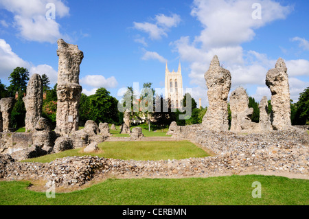 Die Ruinen der Abtei in Bury St Edmunds und St Edmundsbury Cathedral im Hintergrund. Stockfoto