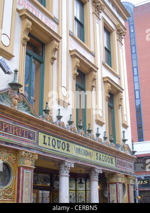 Die Krone-Bar an der Great Victoria Street in Belfast Nordirland Stockfoto