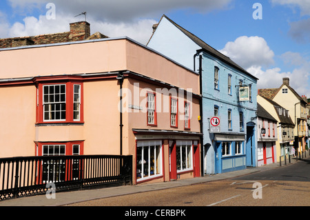 Geschäfte und das Pickerel Inn on Magdalene Street in Cambridge. Stockfoto