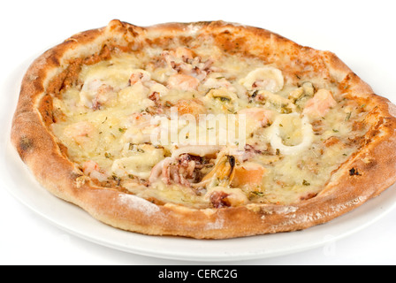 Leckere Meeresfrüchte Pizza auf einem weißen Stockfoto