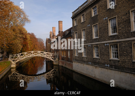 Die Mathematical Bridge Beamten nennen die hölzerne Brücke über den Fluss Cam verbindet zwei Teile des Queens College. Stockfoto