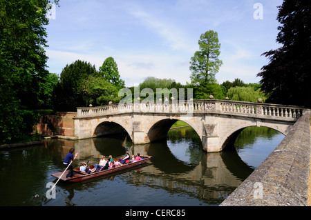 Touristen genießen eine Fahrt auf dem Fluss Cam unter Clare Brücke in einem Punt zu gehen. Stockfoto