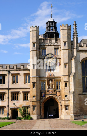 Trinity College Uhrturm in der Great Court. Trinity College ist eine konstituierende College der University of Cambridge. Stockfoto