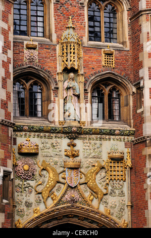 Die Arme der Dame Margaret Beaufort auf das große Tor (1516) von St. Johns College, eine konstituierende Hochschule der Universität Camb Stockfoto