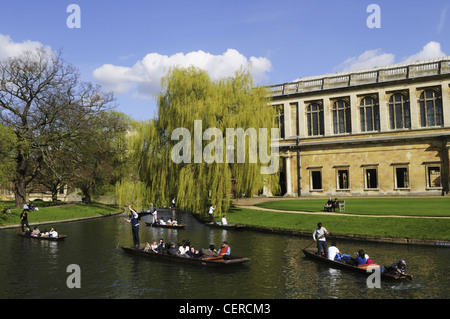 Bootfahren auf dem Fluss Cam von Wren Library am Trinity College. Stockfoto