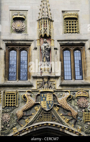Detail der Christi College aus dem 16. Jahrhundert Torhaus mit dem Wappen von Lady Beaufort. Stockfoto
