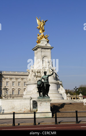 Das Queen Victoria Denkmal in Queens Gardens vor Buckingham Palast. Stockfoto