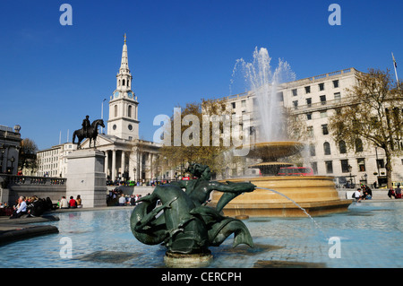 Brunnen am Trafalgar Square, mit Kirche von St. Martin-in-the-Fields im Hintergrund. Stockfoto