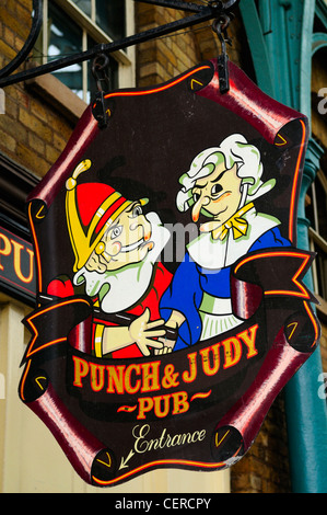 Der Punch & Judy Pub Schild in Covent Garden. Stockfoto