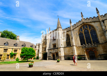 Ein paar Sehenswürdigkeiten in St. Johns Quad außerhalb der Kapelle, des Gründers Turm und Präsidenten Unterkünfte am Magdalen College, einer der t Stockfoto