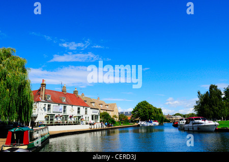 Boote von The Cutter Inn auf dem Fluss Great Ouse. Stockfoto