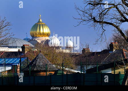 Goldene Kuppel der Sikh-Tempel in Southall, London Stockfoto