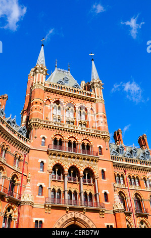 Viktorianische Architektur von St Pancras Bahnhof Euston Road. Stockfoto