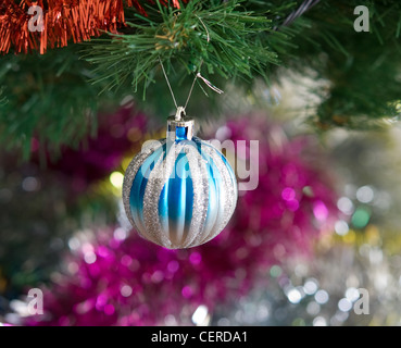 Weihnachtsdekoration im Schnee auf grünem Hintergrund Kiefer Stockfoto