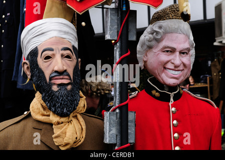 Schaufensterpuppen gekleidet wie Osama bin Laden und die Königin auf einen Stall in Portobello Road Market. Stockfoto