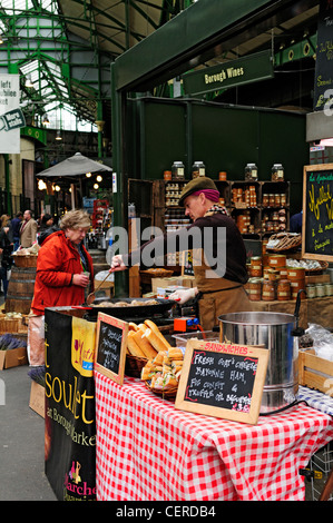 Französisch zu produzieren für den Verkauf auf einen Stand auf Borough Market in Southwark. Stockfoto