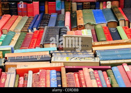 Gebrauchte Bücher zum Verkauf auf einen Stand auf der Portobello Road Market. Stockfoto