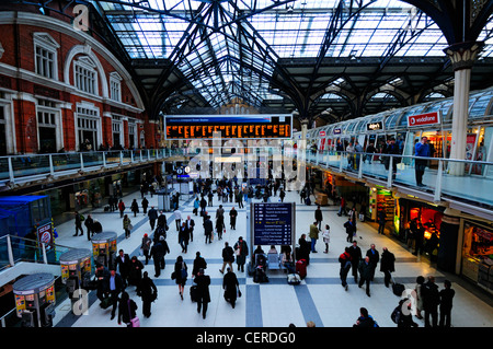 Belebten Bahnhofshalle innen Liverpool Street Station. Stockfoto