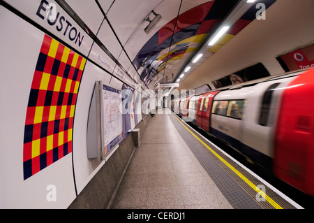 Eine u-Bahn auf der Northern Line Abfahrt Euston u-Bahnstation. Stockfoto