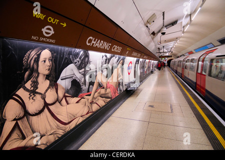 Eine u-Bahn auf der Bakerloo Linie Abfahrt Charing Cross u-Bahnstation. Stockfoto