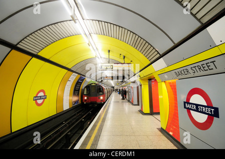 Eine u-Bahn auf der Jubilee Line kommen neben einer Plattform bei u-Bahnstation Baker Street. Stockfoto