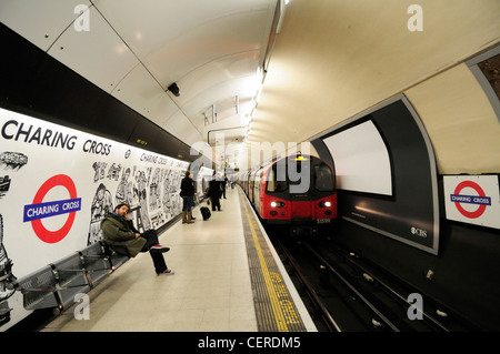 Eine u-Bahn kommen neben einer Plattform von der Northern Line Charing Cross u-Bahnstation. Stockfoto