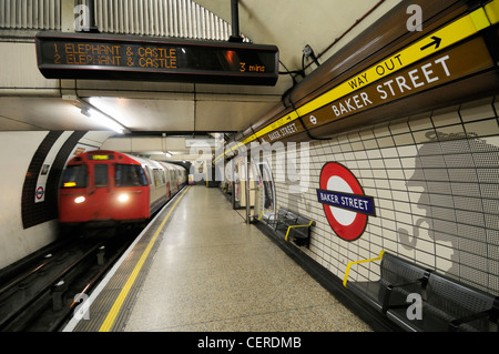 Ein Rohr Zug eine Plattform auf der Bakerloo Linie bei u-Bahnstation Baker Street. Stockfoto