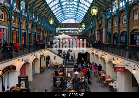 Geschäfte und Restaurants in der Markthalle, entworfen im Jahre 1632 von Inigo Jones im Zentrum von Covent Garden. Stockfoto