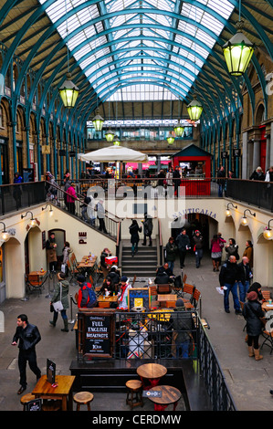 Geschäfte und Restaurants in der Markthalle, entworfen im Jahre 1632 von Inigo Jones im Zentrum von Covent Garden. Stockfoto