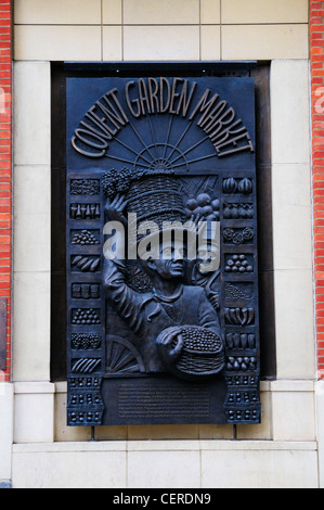 Eine Bronze Wandtafel in Covent Garden alles, was diejenigen, die gekauft und verkauft werden frisch auf dem Markt seit König Charles ll produzieren zu Ehren Stockfoto