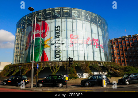 Schwarzen Londoner Taxis außerhalb der BFI IMAX-Kino, dem größten Bildschirm in Großbritannien, bei Waterloo. Stockfoto