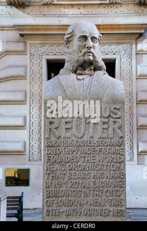 Statue von Paul Julius Reuter, Gründer der Nachrichtenagentur Reuters in Royal Exchange Avenue. Stockfoto