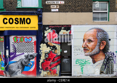 Graffiti an Gebäuden in Bacon Street off Brick Lane im Londoner Eastend. Stockfoto