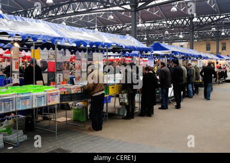 Menschen beim Einkaufen für Vinyl-Schallplatten in einem Stall bei Old Spitalfields Market. Stockfoto