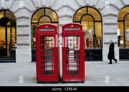 Rote Telefonzellen außerhalb ein Bekleidungsgeschäft l.k. Bennett in der Royal Exchange. Stockfoto