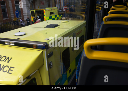 Aus dem oberen Deck von einem Londoner Bus betrachtet, kommt ein Krankenhaus-Unfall mit einem Krankenwagen außerhalb A + E. Stockfoto