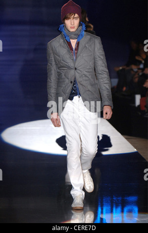 Eisberg Mailand Menswear bereit zu tragen Herbst Winter männlichen Modell tragen Burgunder Hut, graue gesteppte Puffa Wolljacke über nylon Stockfoto