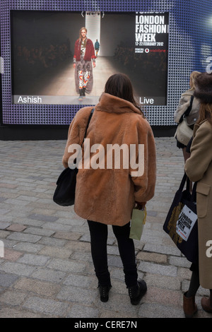 Teilnehmer von London Fashion Show Watch live-Feed von Ashish Gupta zeigen am zweiten Tag des Events in der Hauptstadt. London Fashion Week ist eines der höchsten Profil Mode-Events der Welt. Gibt es 50 oder so zeigen Modenschauen auf den offiziellen Zeitplan und 45 + hinter dem Zeitplan. Stockfoto