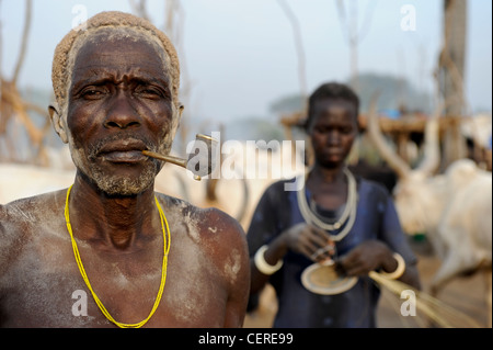 Südsudan, Bahr al Ghazal Region, Lakes State Dinka Stamm mit Zebu-Kühe in Rinder-Camp in der Nähe von Rumbek Stockfoto