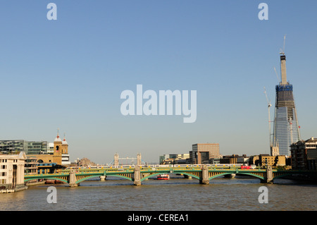 Blick entlang der Themse in Richtung Southwark Bridge und der Shard London Bridge. Stockfoto