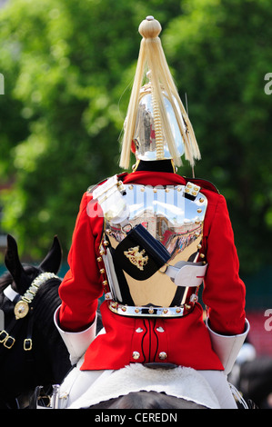 Rückansicht eines Soldaten aus dem Haushalt Kavallerie montiert Regiment (HCMR) im Dienst am Horse Guards Parade. Stockfoto