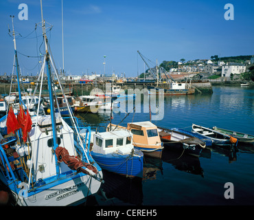 Kleine Boote vor Anker im Inneren Hafen von Brixham. Stockfoto