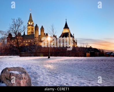 Das kanadische Parlament im Winter, von Major es Hill Park in Ottawa gesehen. Stockfoto